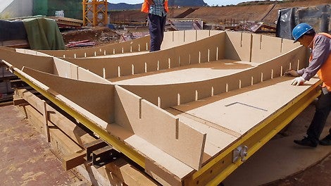 在施工现场进行模板组装。