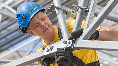 Die Firstspange erlaubt die einfache Fixierung der Dachneigung beim Anheben der LGS Bindersegmente, die Verbindung erfolgt weitestgehend werkzeuglos mittels Bolzen und Federstecker.