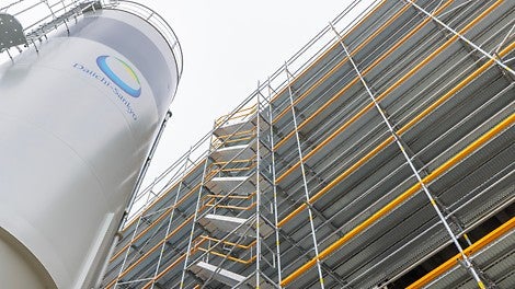 Das Pharmaunternehmen Daiichi Sankyo errichtet im bayerischen Pfaffenhofen an der Ilm ein neues Labor- und Produktionsgebäude, unterstützt durch eine PERI UP Gerüstlösung. 