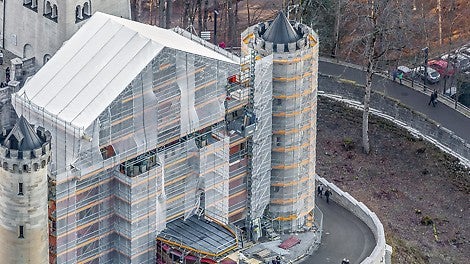 For refurbishment work, the PERI UP weather-protection roof safely protects against hail, snow and strong sunlight.