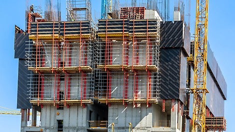 Kombinacijom RCS C samopenjajućeg sistema i TRIO ramovske oplate formirane su jedinice, koje su se pomoću hidrauličnih pumpi penjale na sledeći takt betoniranja, čime je smanjena upotreba krana. 