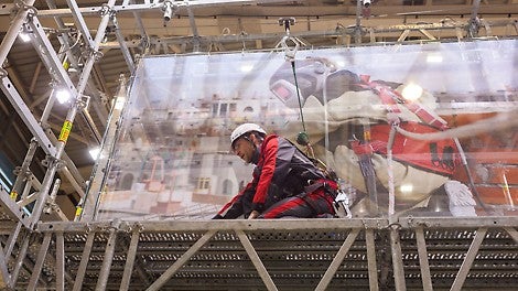 По условиям проекта каждая сторона стенда имитировала рабочее пространство разного формата: открытый или закрытый горизонт, скат крыши, подъем из колодца. Демонстрация работ на открытых горизонтальных площадках без ограждений проходила со страховочной привязью CANYON и средством защиты втягивающего типа V-Tec Mini PFL 1,8 метра, система AXIOS M.