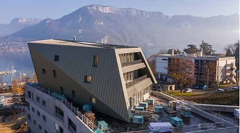 Ensemble Avant-Scène Trésums à Annecy (74), face au lac : plus de 20 bâtiments avec terrasses au bord du Lac d’Annecy, et un hôtel 4* rénové et agrandi.<br/>(Photo : E.G.B.I Perrin)<br/>