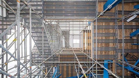 Convenient access means included: the access technology with the 1 m wide flights of stairs was perfectly integrated into the PERI UP scaffold solution and metric system grid.