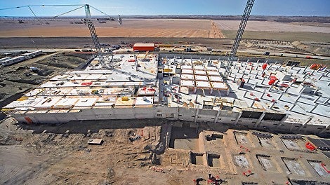 使用57个台模固定在762根立柱上，每周可浇筑2800平方米、厚度为30厘米的楼板。