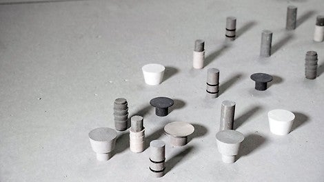 Plašs piedāvājums ar korķiem savilču vietu aiztaisīšanai