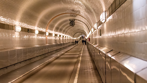 The listed St. Pauli Elbtunnel has connected the Landungsbrücken with the port area in Steinwerder for 100 years. It is considered a landmark of the city and represents engineering art as the first river tunnel on the European mainland. After the access buildings on both sides of the Elbe were renovated 10 years ago, it is now the turn of the eastern of the two 426 m long tunnel tubes at a depth of almost 25 m.