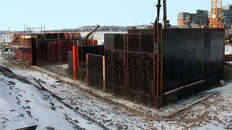 Massiiviset perustukset valettiin TRIO-seinämuottijärjestelmää käyttäen.
