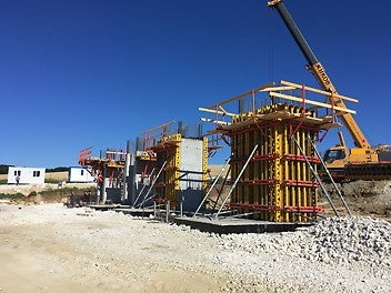Изграждане на първи такт на стълбовете с кофражна система VARIO