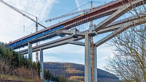 Die Kombinierbarkeit der Baukastensysteme VARIOKIT und PERI UP erlaubte maßgeschneiderte Projektlösungen für die Gesimskappenherstellung sowie die Nachbearbeitung des Überbaus und der Schrägpfeiler oberhalb des Y-Pfeilerkopfs.