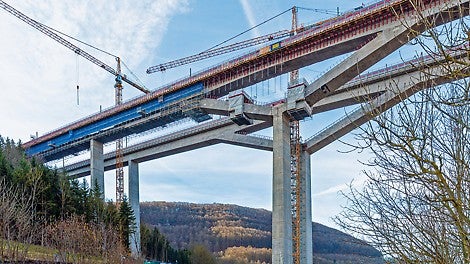 Die Kombinierbarkeit der Baukastensysteme VARIOKIT und PERI UP erlaubte maßgeschneiderte Projektlösungen für die Gesimskappenherstellung sowie die Nachbearbeitung des Überbaus und der Schrägpfeiler oberhalb des Y-Pfeilerkopfs.