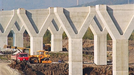 The striking Y-shape of the massive bridge piers is clearly shown through the use of two different wall thicknesses in the area of the pier heads.