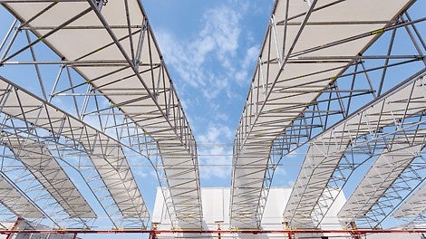 Die insgesamt 90 m lange Schutzdachkontruktion setzte sich aus 3 m breiten und knapp 30 m langen LGS Bindersegmenten zusammen.