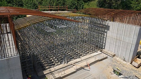 Optimální využití rovnoměrného roznesení síly od nosné konstrukce do panelové plochy systémem PERI UP.