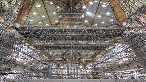 Verfahrbare Plattformen mit 25 m Spannweite bieten sichere Arbeitsflächen für verschiedene Tätigkeiten an der Untersicht einer Bahnhofüberdachung.