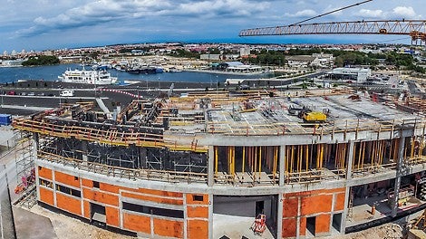 Aatriumi lagede jaoks valmis lahendus MULTIFLEX laeraketisest kombineeritult PERI UP Flex toestussüsteemiga. Laerekatise talade vaba asetus võimaldas raketist erinevate korruseplaanidega vastavalt kohandada. <br/>(Foto: PERI Horvaatia)<br/>