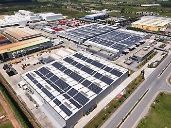 PERI operates a total of 17 solar plants at PERI locations worldwide. Here is the PV system in Sakarya, Turkey. It covers the entire electricity requirements of this PERI site. (Photo: PERI SE)