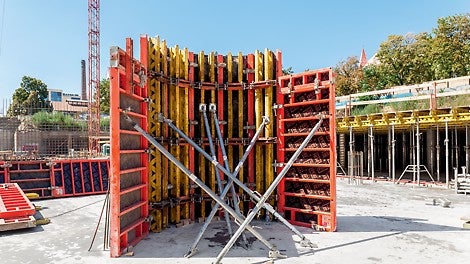 Bednění stěn instalační šachty ze systému kruhového bednění RUNDFLEX a rámového bednění TRIO.