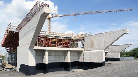 Wydajne formowanie estakad dojazdowych mostu MD7 systemem PERI VARIO opartym na wieżach ST 100
