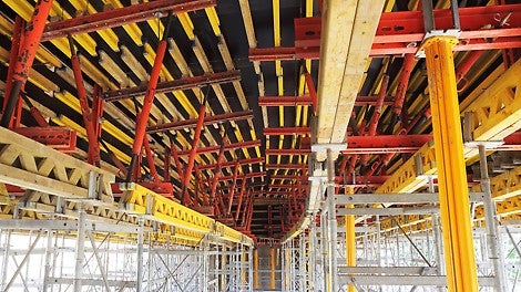 Podparcie środkowej części płyty, dodatkowa podpora PERI MULTIPROP w celu odciążenia dźwigara GT 24.