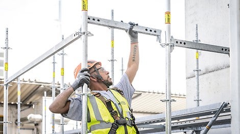 Die Vorläufer der heutigen Kernbauteile wie Riegel und Vertikalstiele wurden bereits Mitte der 2000er Jahre von PERI entwickelt. Das Prinzip „stecken statt schrauben“ macht die Montage denkbar einfach und schnell.