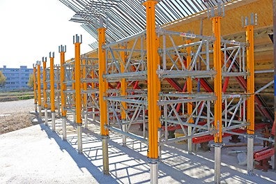 Une structure en filières acier/vérins à vis assure l&#039;inclinaison exacte et sert de support au coffrage.<br/>Les premières tours MULTIPROP sont posées pour un soutien ultérieur.