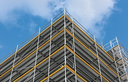 Der Easy Stiel bietet in Verbindung mit den Horizontalriegeln des PERI UP Gerüstbaukastens individuelle Konstruktionsmöglichkeiten, unter anderem Außenecken ohne zusätzliche Rahmenzüge.