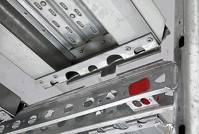 踏脚板集成安全锁，组装过程只需挂在框架上，只需轻轻推动，自动锁定。