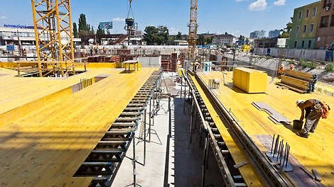 Vzájomná kompatibilita prvkov debnenia a lešenia z jedného zdroja znamená bezpečnú a rýchlu výstavbu.