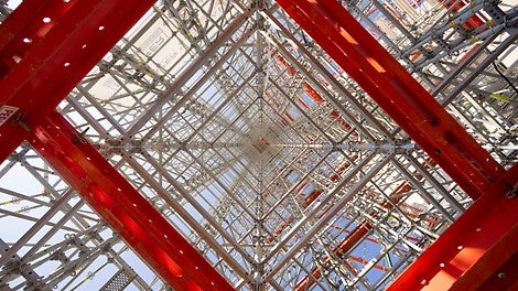 Die beiden Baukastensysteme, PERI UP und VARIOKIT, beruhen auf einem metrischen Grundraster und lassen sich nahezu beliebig kombinieren.