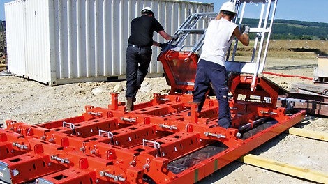 The working platforms can be securely mounted to the horizontally-positioned panels. The pre-assembled platforms suit all radii.<br/>