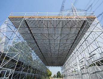 Der Aufbau von Rüstbindern aus systemgebundenen Gitterträgern kann für Überbrückungen genutzt werden.<br/>