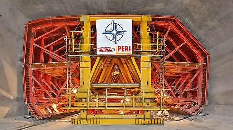 Pont de Hong Kong-Zhuhai-Macao - avec ses 6 km, le plus long tunnel sous-marin du monde. Les éléments du tunnel, longs de 180 m, ont été coulés en huit segments individuels de 22,50 m chacun - monolithiques, sans ancrage et respectant des tolérances dimensionnelles très strictes.<br/>