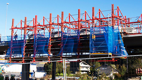 E39 Hove-Sandved består i all hovedsak av fem forskjellig bruer reist fra bakken, hvor den lengste er en to-felts motorveibru med lengde på over 340 meter. Systemvalg fra PERI er PERI UP, Multiprop med rammer, TRIO, CB240 klatring, rekkverkssikring med nett og spesialform.