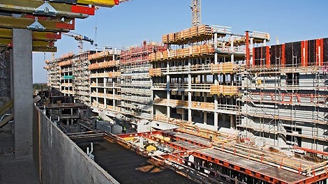 Für die Randbereiche konzipierte PERI spezielle Deckentische mit integrierter Absturzsicherung. So konnten selbst große Flächen schnell geschalt werden.