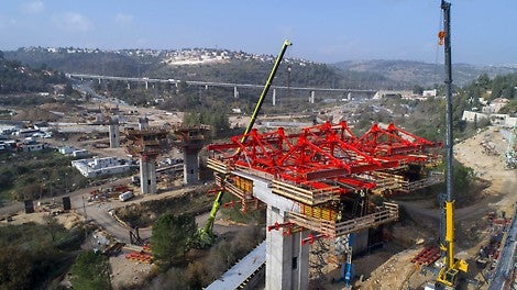 יציקת המיסעה באמצעות מערכת VBC ואת ראשי הפטיש באמצעות מערכת VARIOKIT על מגדלי תמיכה מסוג PERI UP.
