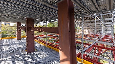 Das metrische PERI UP Gerüstraster schafft die notwendige Flexibilität, um sich weitestgehend ohne aufwendige Rohr-Kupplungskonstruktionen eng an die vorhandene Bauwerks- und Anlagenstruktur anschmiegen zu können.