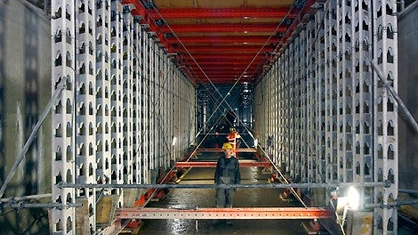 Holvimuottirakenteeseen laitettiin muotin siirron ajaksi aputukia, jotta siirto ei aiheuttaisi muottiin muodonmuutoksia.