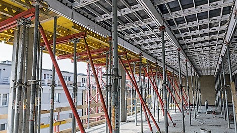 Stropní stoly SRU urychlující výstavbu a zvyšující bezpečnost práce byly ke stropní konstrukci uchyceny systémovými stabilizátory RSS.