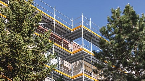 Bei der Umsetzung ihrer PERI QuickSolve Planung profitieren Fachbetriebe gleich doppelt, denn mit dem Easy Stiel geht die Montage eines Fassadengerüsts mühelos und schnell von der Hand. 