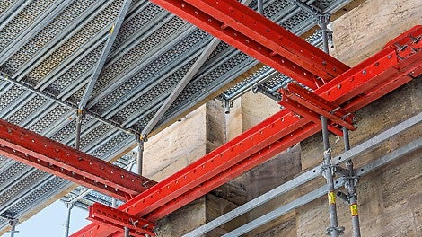 Die vielseitig einsetzbaren Baukastensysteme PERI UP und VARIOKIT basieren auf dem metrischen Raster und sind untereinander kompatibel.