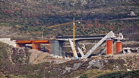 Motorway Bridge T4, Paradisia-Tsakona, Greece: Customized VARIOKIT overall solution for the construction work with Heavy-Duty Shoring Towers VST and Heavy-Duty Truss Girders VRB.