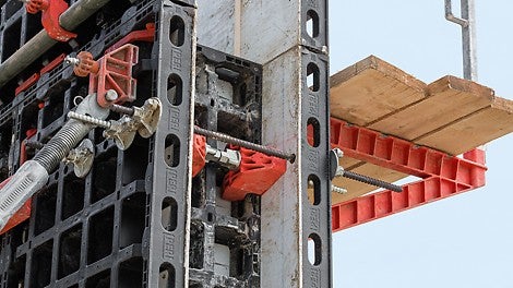 Neben den Paneelen inklusive der Schalhaut sind auch die meisten DUO Zubehörteile aus dem neuartigen Verbundwerkstoff auf Polymerbasis gefertigt.