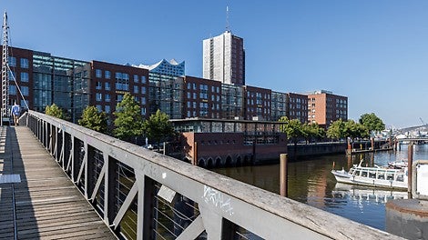 In unmittelbarer Nachbarschaft zur Hamburger Elbphilharmonie ragt das derzeit eingerüstete Columbus Haus 77 m in die Höhe.