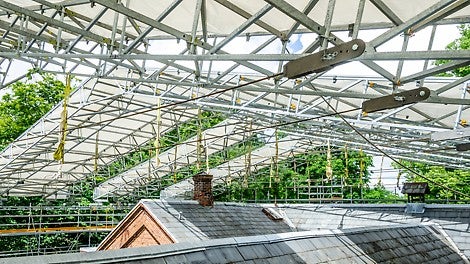 Overdækning er kranet og monteret over bygningen, og her ses hanebåndene, som sikrer at kasetterne ikke synker på midten når spændet er så langt.