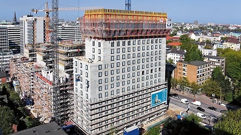 Die RCS Schalungsgerüsteinheiten klettern schienengeführt mit dem Kran nach oben.