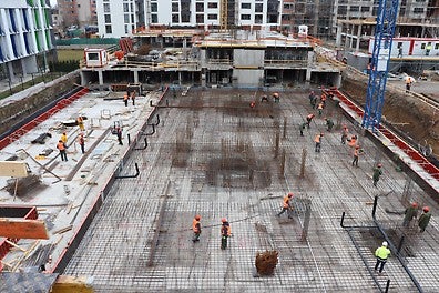 Техническия екип на PERI даде решение за кофраж и скеле, което да обезпечи и шестте сгради като позволи успоредно изграждане