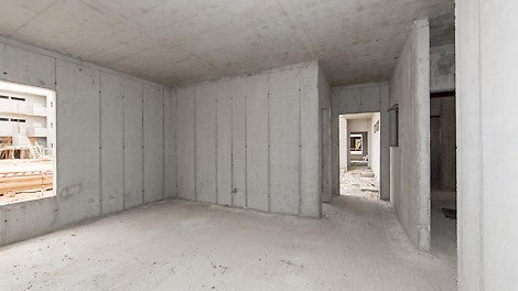 在混凝土结构达到设计强度后，先后对墙体和楼板进行拆模。