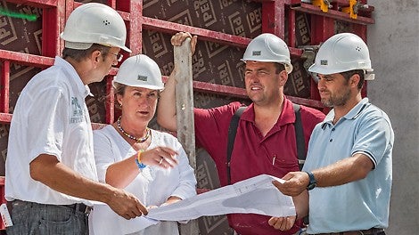 PERI Fachberater, Architektin, Bauunternehmer und Bauherr stimmten sich von der Planung bis zur Bauausführung miteinander ab.