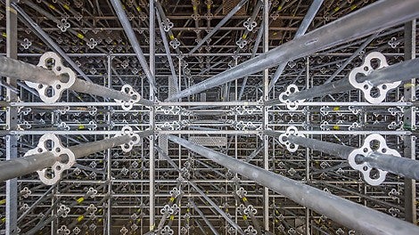 Zur Herstellung der versetzt angeordneten Zwischendecken wurde PERI UP Flex als räumlich ausgebildetes Traggerüst montiert. Dieses ließ sich dank des metrischen Systemrasters sowohl an die komplizierte Bauwerksgeometrie als auch an die abzutragenden Lasten anpassen.